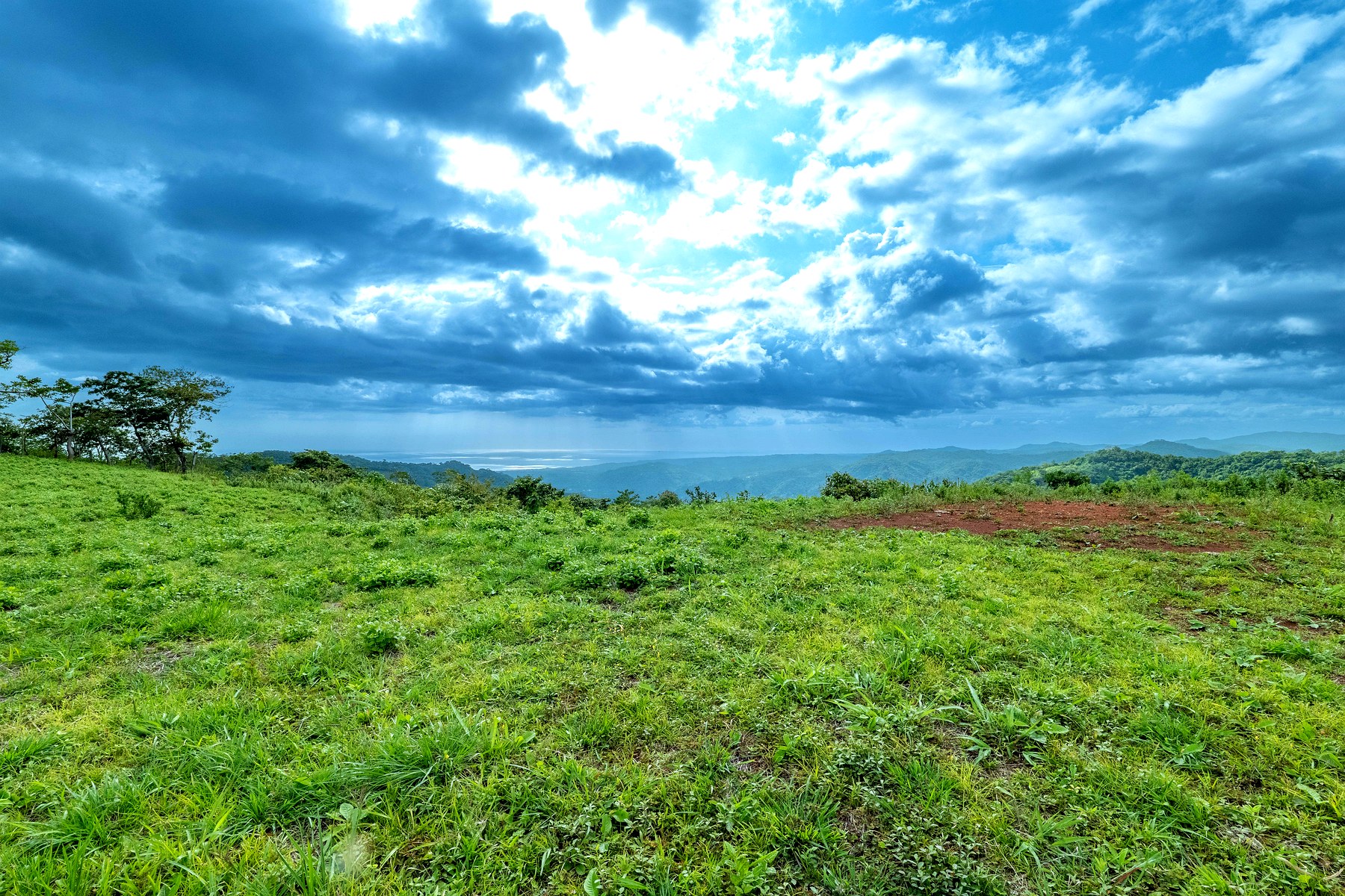 Finca 1 — dramatic sky and field